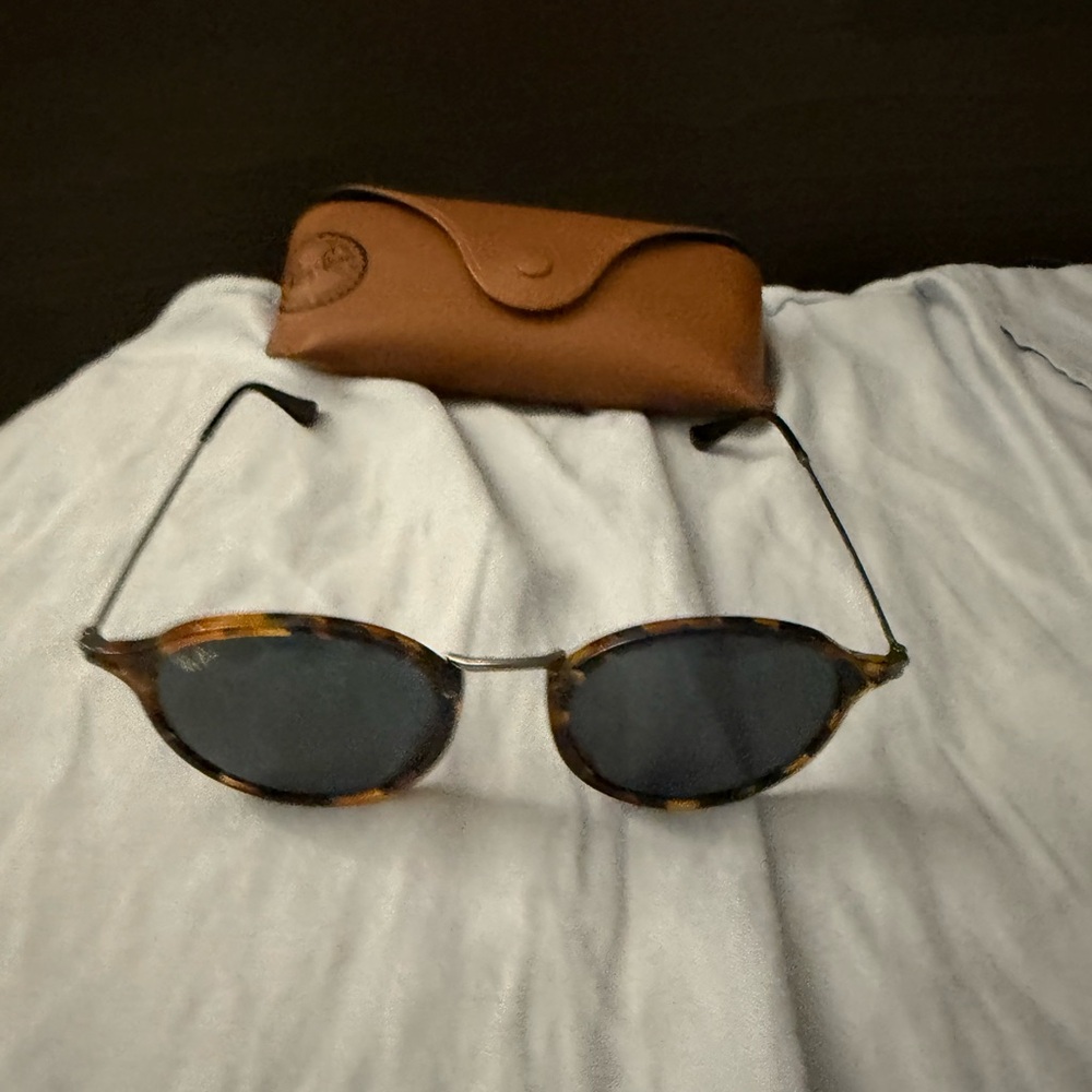 Rb2447 Tortoise Shell Sunglasses with Case no box used once was a gift
